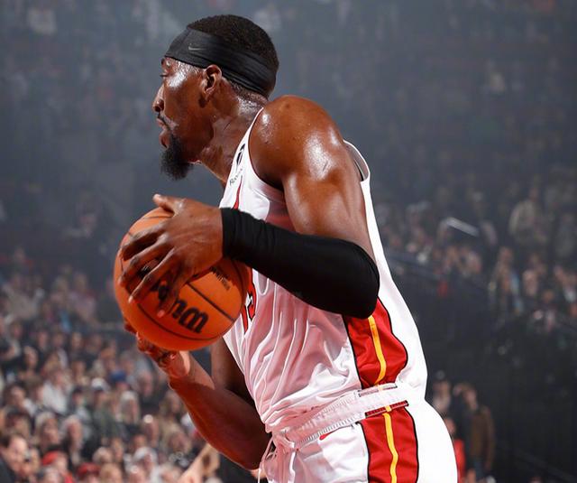 开拓者队主场大胜,奠定季后赛资格 开拓者队主场大胜,奠定季后赛资格