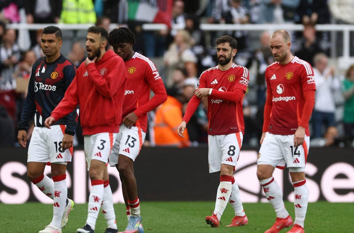 FB体育在线-曼联客场惨败，距离前四拉开差距