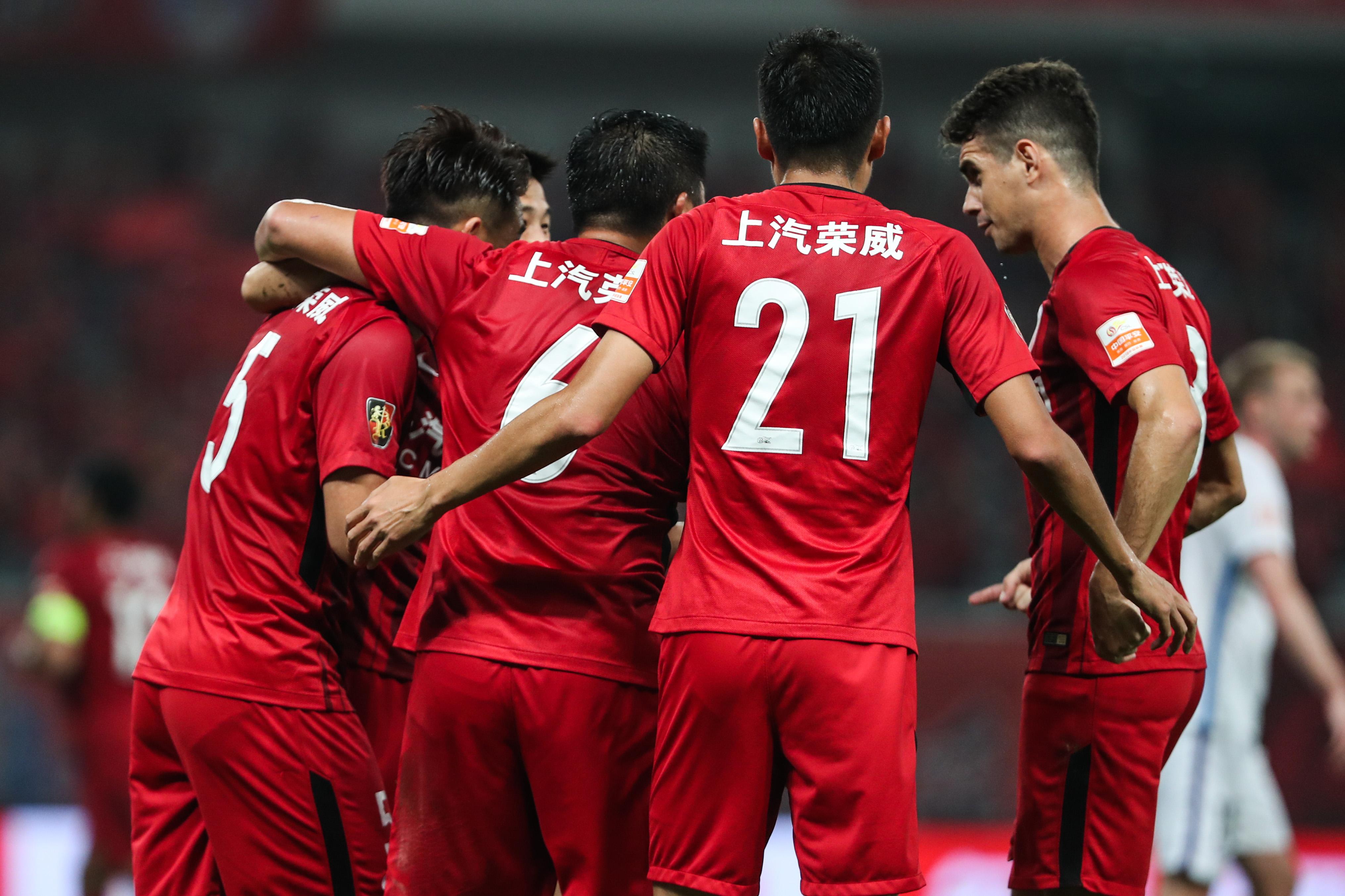 FB体育官网-上海上港足球队击败广州恒大获得本赛季中超冠军