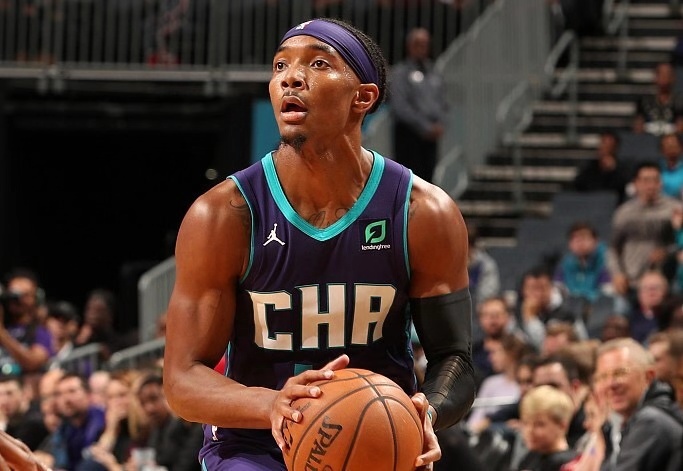 FB体育娱乐-雄鹿大胜黄蜂，浓眉贡献全面数据