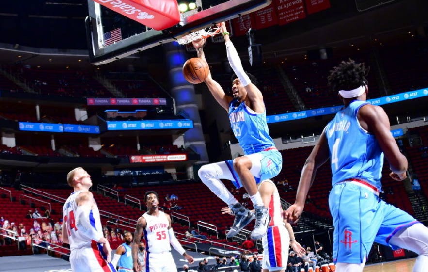 活塞大胜马刺，格兰特22分独中最强