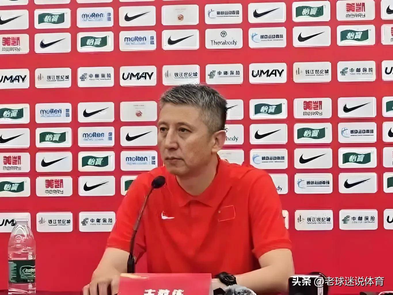 关于中国足球国家队备战亚洲杯，带队教练出席发布会展望比赛的信息