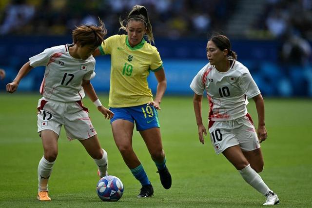 澳大利亚女足队险胜巴西队，晋级淘汰赛